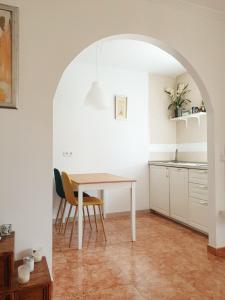 una cucina con tavolo e sedie in una stanza di Villa Ghìo a Caleta De Fuste