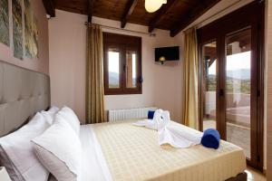Postel nebo postele na pokoji v ubytování Villas Roumeli