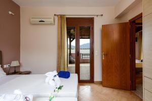 Postel nebo postele na pokoji v ubytování Villas Roumeli