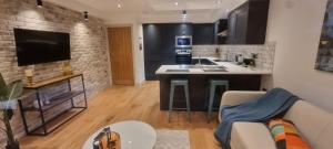 Kuchyň nebo kuchyňský kout v ubytování Hounds Gate Luxury Apartments by 1508 Stays