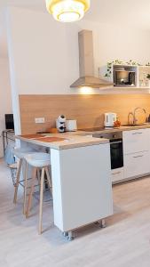 a kitchen with a counter and a stove top oven at Artpink - Idéal Pros - Proche commerces - Agathor in Montluçon