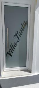フィロステファニにあるVilla Tania Rの新しいブランズウィックの窓