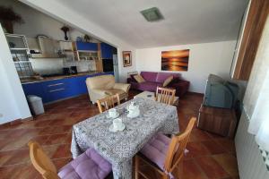 Kuchnia lub aneks kuchenny w obiekcie Apartment Relax for max 5 persons Funtana close to the beach