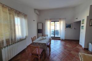 Telewizja i/lub zestaw kina domowego w obiekcie Apartment Relax for max 5 persons Funtana close to the beach