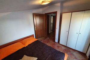 Łóżko lub łóżka w pokoju w obiekcie Apartment Relax for max 5 persons Funtana close to the beach