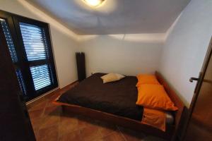 Łóżko lub łóżka w pokoju w obiekcie Apartment Relax for max 5 persons Funtana close to the beach