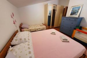 niewielka sypialnia z 2 łóżkami i komodą w obiekcie Apartment Relax for max 5 persons Funtana close to the beach w mieście Funtana