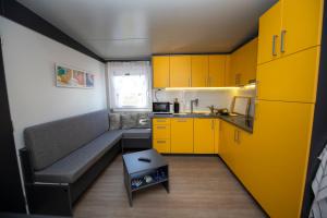 Kuchyňa alebo kuchynka v ubytovaní Mali Nordsee Camp - DeLuxe Mobilehome
