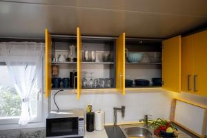 Kuchyňa alebo kuchynka v ubytovaní Mali Nordsee Camp - DeLuxe Mobilehome
