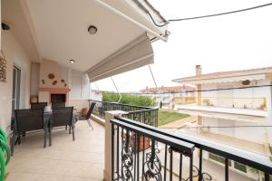 - Balcón con vistas a una casa en Porto Ofrynio Central Deluxe Golden Apartment, en Ofrinion