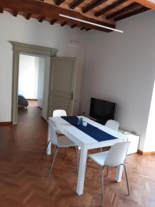 Biały stół i krzesła w pokoju w obiekcie Appartamento Ansidei 3 w mieście Perugia