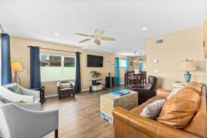 Χώρος καθιστικού στο Renovated & dog-friendly Flagler Beach beauty with sweeping views, WiFi, & AC