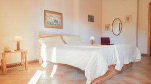Schlafzimmer mit einem Bett, einem Tisch und einem Spiegel in der Unterkunft Villa Gundi in Formia