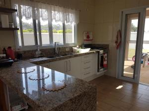 Ett kök eller pentry på Casa Piscina climatizada Santa Barbara Resort #CasaDeCampo131
