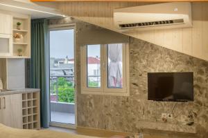 Televízia a/alebo spoločenská miestnosť v ubytovaní Contemporary Attic + 14 fotografií