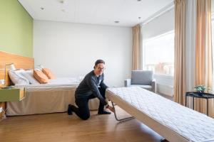 Postel nebo postele na pokoji v ubytování Hiisi Hotel Helsinki Jätkäsaari