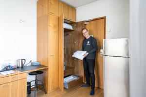 Kuchyň nebo kuchyňský kout v ubytování Hiisi Hotel Helsinki Jätkäsaari