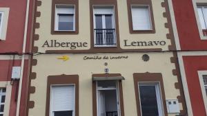 un edificio con letreros en el costado en ALBERGUE LEMAVO, en Monforte de Lemos