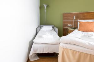 Postel nebo postele na pokoji v ubytování Hiisi Hotel Helsinki Jätkäsaari