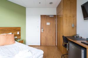 Postel nebo postele na pokoji v ubytování Hiisi Hotel Helsinki Jätkäsaari