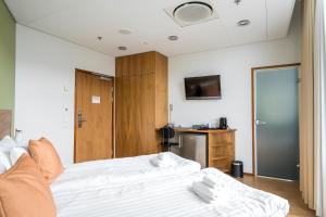 Postel nebo postele na pokoji v ubytování Hiisi Hotel Helsinki Jätkäsaari