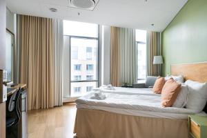Postel nebo postele na pokoji v ubytování Hiisi Hotel Helsinki Jätkäsaari