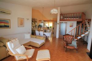- un salon avec un canapé et une table dans l'établissement Apartment Gallery, à Kaštela