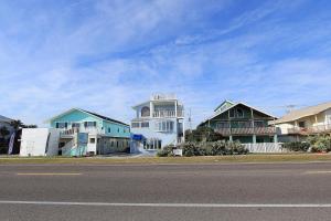 uma casa ao lado de uma rua com casas em Beach House 1703 em Flagler Beach