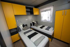 Posteľ alebo postele v izbe v ubytovaní Mali Nordsee Camp - DeLuxe Mobilehome + 10 fotografií