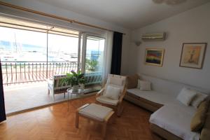 - un salon avec un canapé et une grande fenêtre dans l'établissement Apartment Gallery, à Kaštela