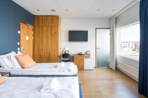 Postel nebo postele na pokoji v ubytování Hiisi Hotel Helsinki Jätkäsaari