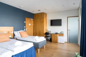 Postel nebo postele na pokoji v ubytování Hiisi Hotel Helsinki Jätkäsaari