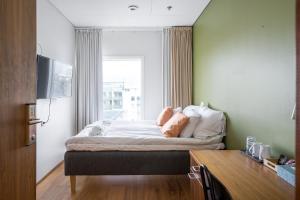 Postel nebo postele na pokoji v ubytování Hiisi Hotel Helsinki Jätkäsaari