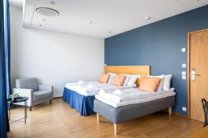 Postel nebo postele na pokoji v ubytování Hiisi Hotel Helsinki Jätkäsaari