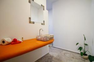 La salle de bains est pourvue d'un comptoir et d'un lavabo. dans l'établissement Coco Resort & Villas, 