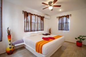 - une chambre avec un lit et un ventilateur de plafond dans l'établissement Coco Resort & Villas, 
