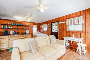 uma sala de estar com um sofá e uma mesa em Cozy Cabin em Sevierville