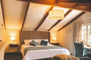 a bedroom with a bed and a ceiling with beams at Hotel Hanan Deluxe in Arequipa