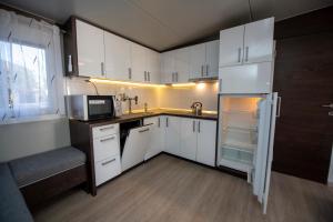 Kuchyňa alebo kuchynka v ubytovaní Mali Nordsee Camp - DeLuxe Mobilehome