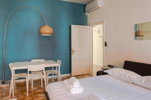 威尼斯的住宿－Alla Mappa, meraviglioso appartamento con vista，配有一张床和一张桌子及椅子的房间