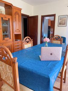 un tavolo blu con un portatile sopra di CASA VACANZE DA RITA. a Stintino