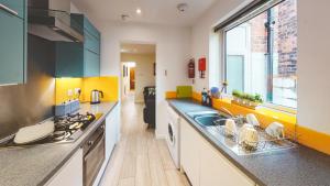 Kuchyň nebo kuchyňský kout v ubytování Spacious 4-bed house in Crewe by 53 Degrees Property, ideal for Contractors & Business, FREE parking - sleeps 7