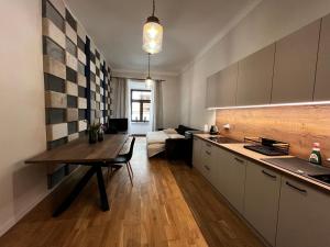 Kuchyňa alebo kuchynka v ubytovaní Apartamenty Rynek 5
