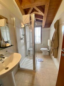 Koupelna v ubytování Ferretti Residence Garda Palace