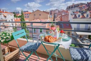 una mesa con un plato de comida en el balcón en Grand Studio Cannes Centre, en Cannes