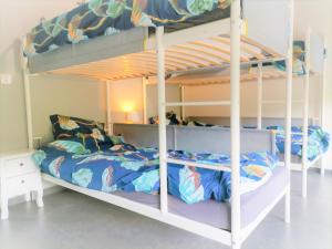 سرير بطابقين أو أسرّة بطابقين في غرفة في Les Gîtes de Dison