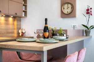 una mesa con una botella de vino y copas. en Big blue suites gf, en Ierápetra 12 fotos más