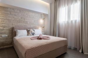 um quarto com uma cama com uma toalha em Big blue suites gf em Ierápetra