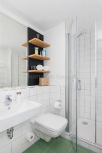 ベルリンにあるSMARTments business Berlin Prenzlauer Bergのバスルーム(洗面台、トイレ、シャワー付)