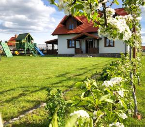 Vonkajšia záhrada v ubytovaní WIEJSKI APARTAMENT W DOMU NAD JEZIOREM